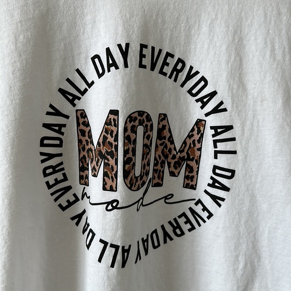 Mom Mode Everyday White/Leopard White Crewneck Short Sleeve Tee Large - Picture 3 of 10